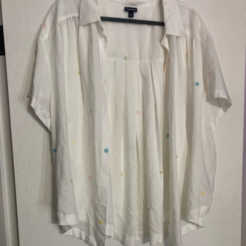 Torrid White Short Sleeve Blouse with Embroidered Accents